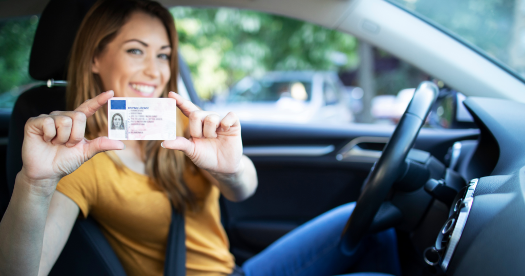femme avec son permis de conduire