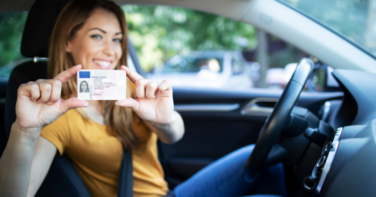 femme avec son permis de conduire